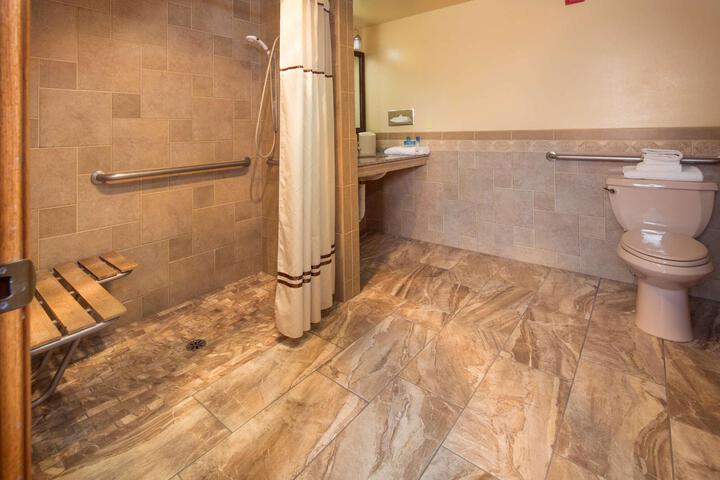 1 Queen Bed High Speed Internet Accessible Coffee Maker, Hairdryer Iron and Ironing Board Full Breakfast (16 of 17)