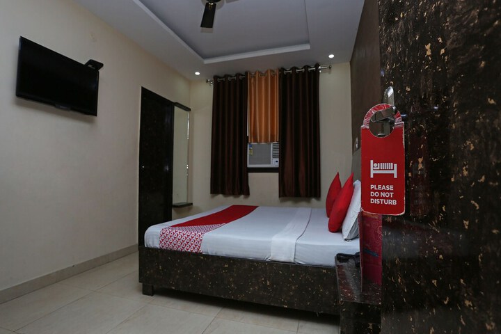Room 13 of 32
