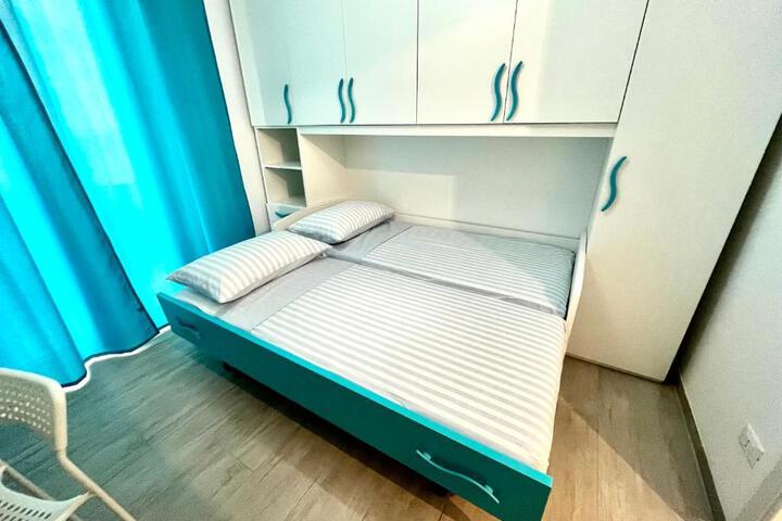 Room 4 of 17