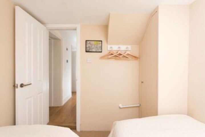 Room 11 of 28