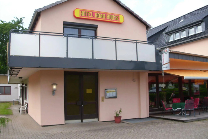 HOTEL ROAD HOUSE