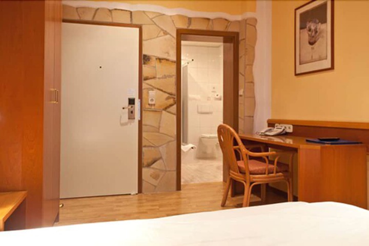 Room 8 of 26