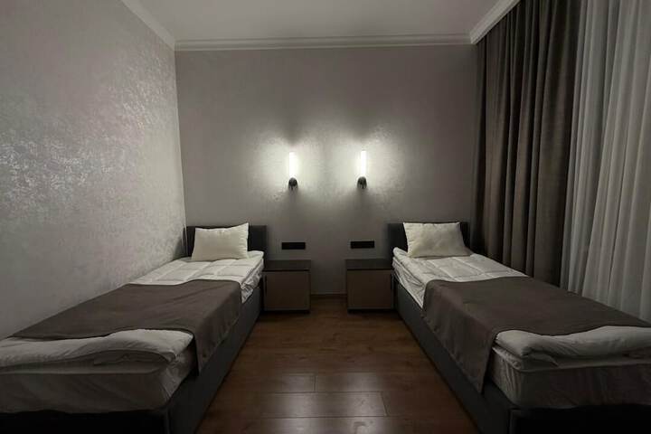 Room 6 of 10