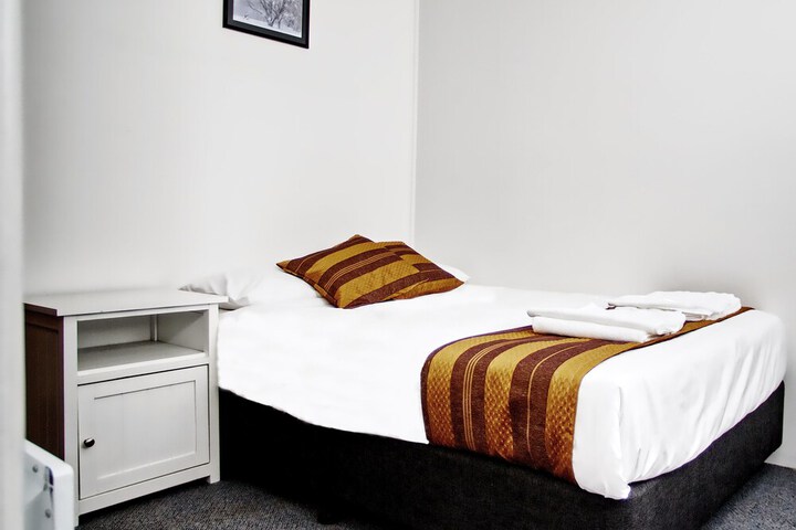 Room 4 of 25