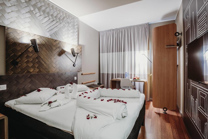 Room 15 of 100