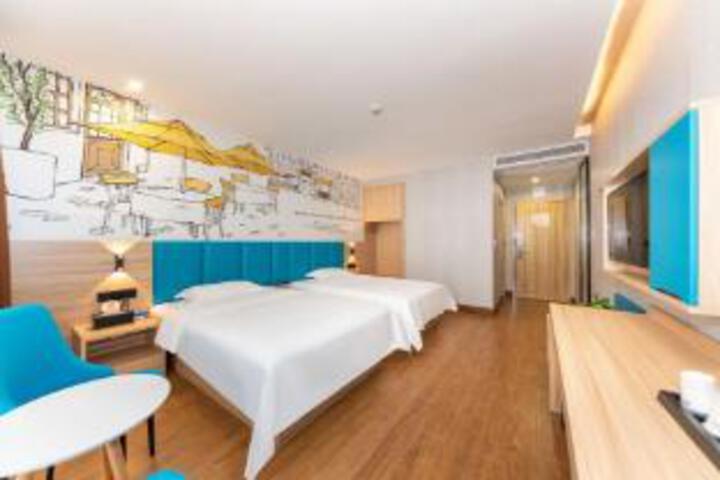 Room 8 of 9