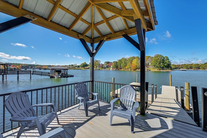 Spacious Lake Norman Retreat w / Boat Ramp!