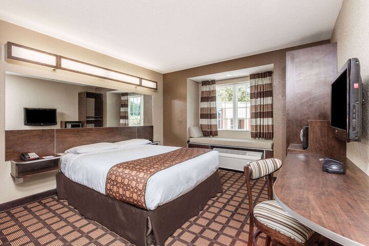 1 Queen Bed (13 of 15)