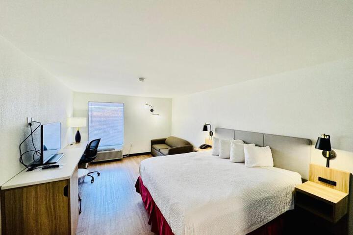 1 King Bed (5 of 6)