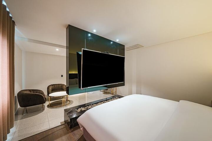 Room 42 of 51