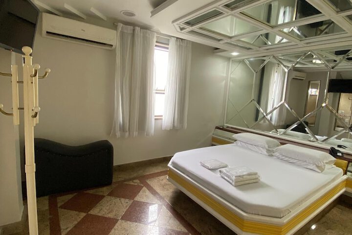 Room 2 of 21