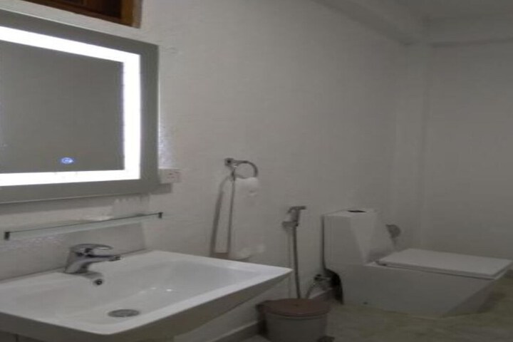 Room 6 of 13