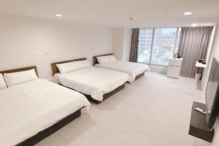 Room 6 of 16