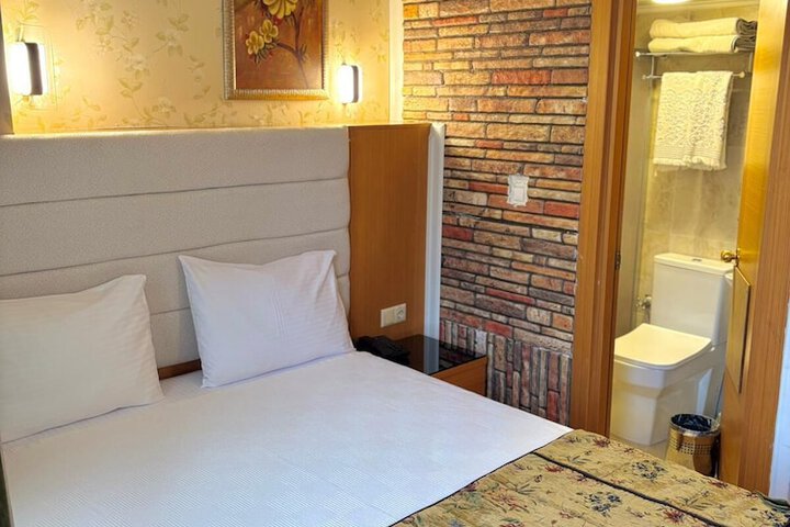Room 6 of 26