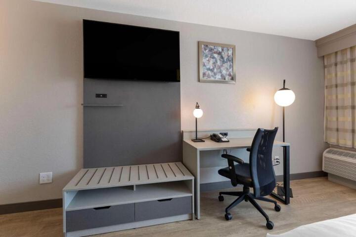 1 King Accessible Bathtub Microwave and Refrigerator WiFi Full Breakfast (4 of 14)