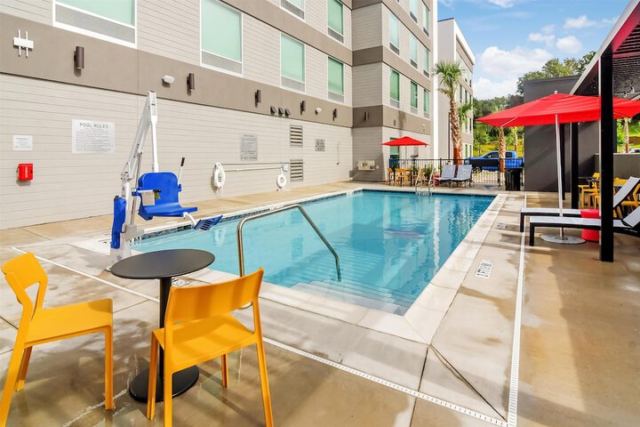 Pool image of Home2 Suites by Hilton Crestview I-10