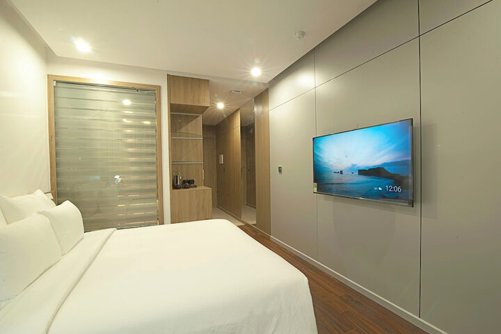 Room 8 of 28