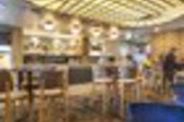 Lounge 74 of 99