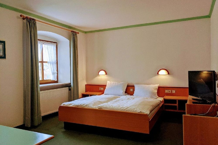 Room 6 of 16