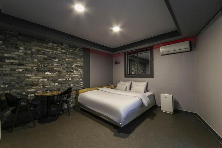 Room 9 of 121