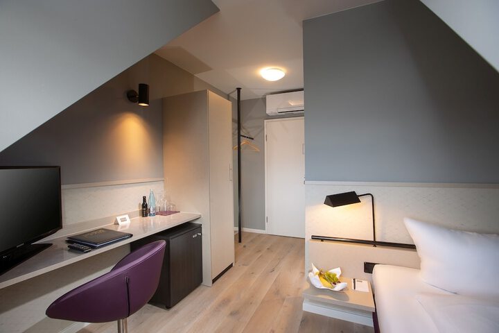 Room 13 of 110