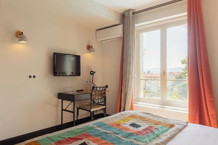 Room 52 of 103
