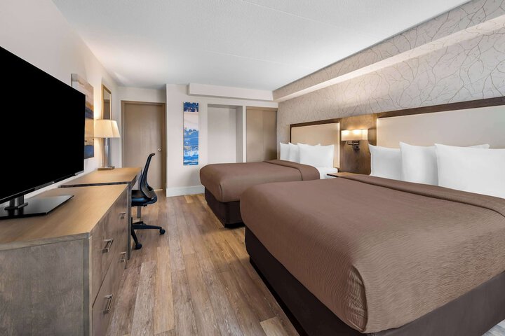 1 Queen Bed Microwave and Refrigerator Work Desk WiFi Continental Breakfast (10 of 20)