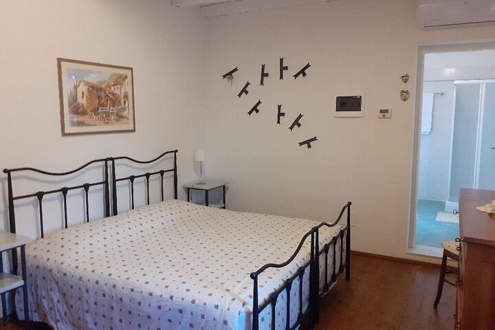 Room 10 of 29