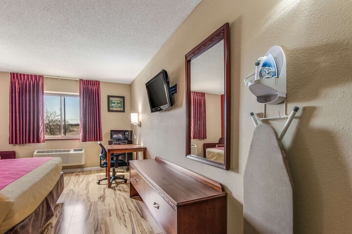 1 King Bed Accessible (9 of 12)