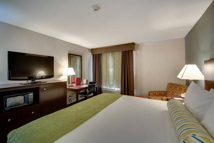 1 King Bed Microwave and Refrigerator WiFi Full Breakfast (12 of 15)