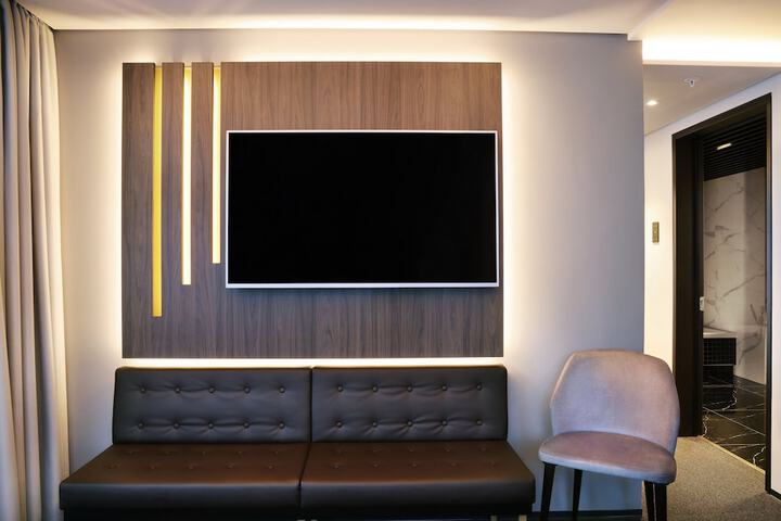 Room 32 of 97