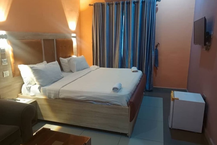 Room 5 of 6