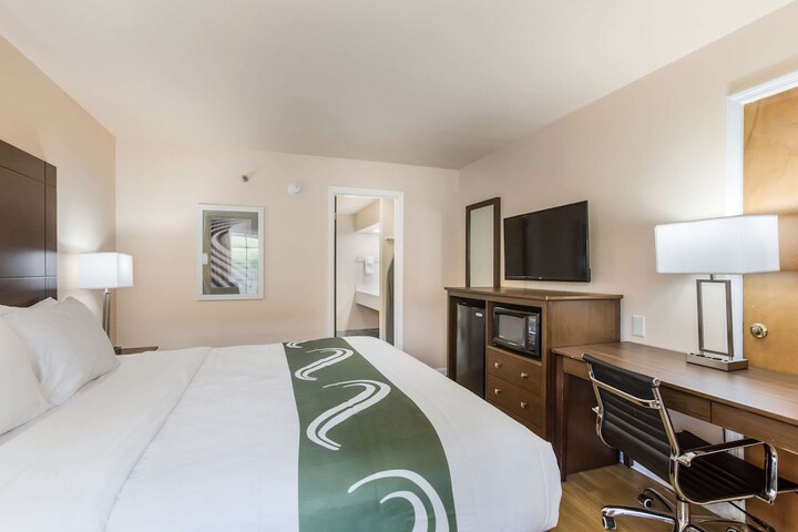 1 King Bed (4 of 13)