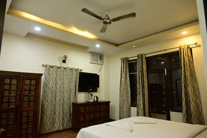 Room 32 of 62