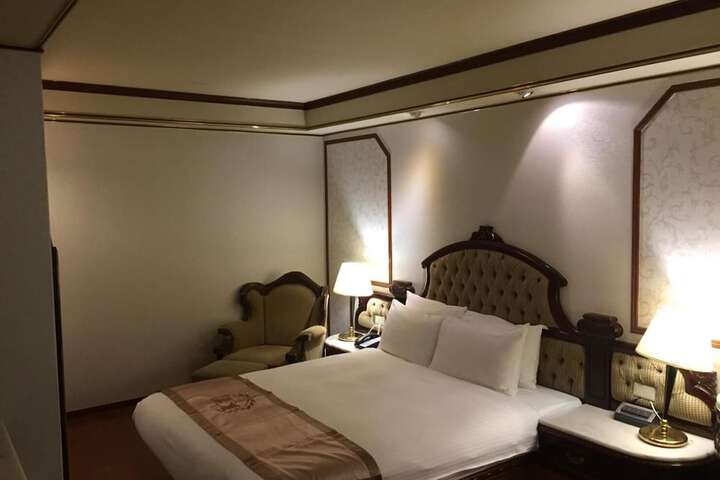 Room 28 of 40