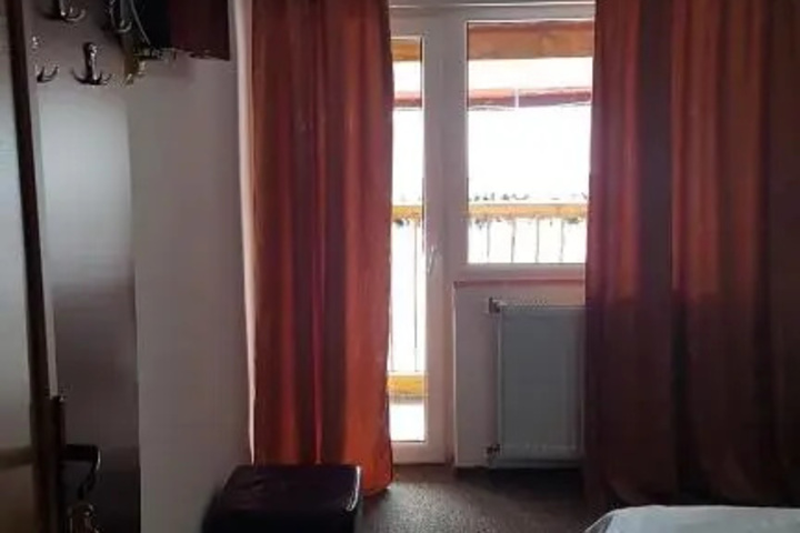 Room 6 of 12