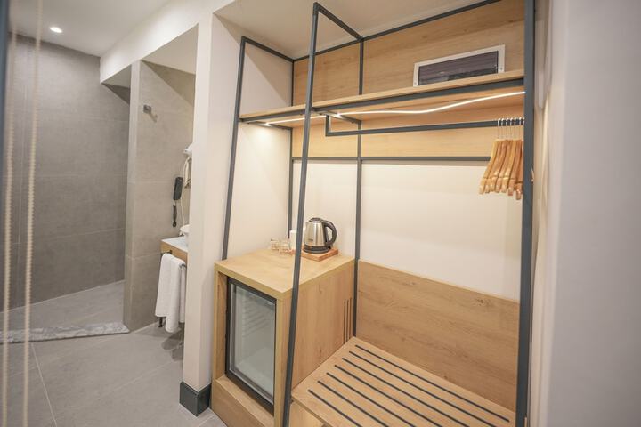 Room 8 of 27
