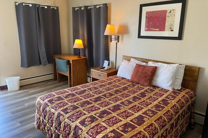 1 Queen Bed (12 of 23)