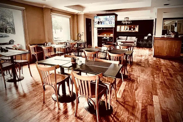 Dining 16 of 16
