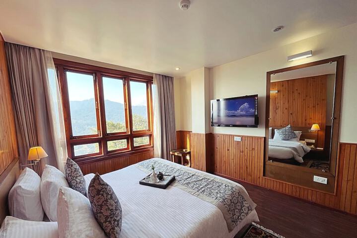 Room 5 of 12