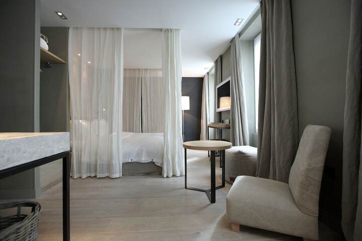 Room 18 of 116