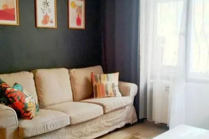 Room 2 of 10