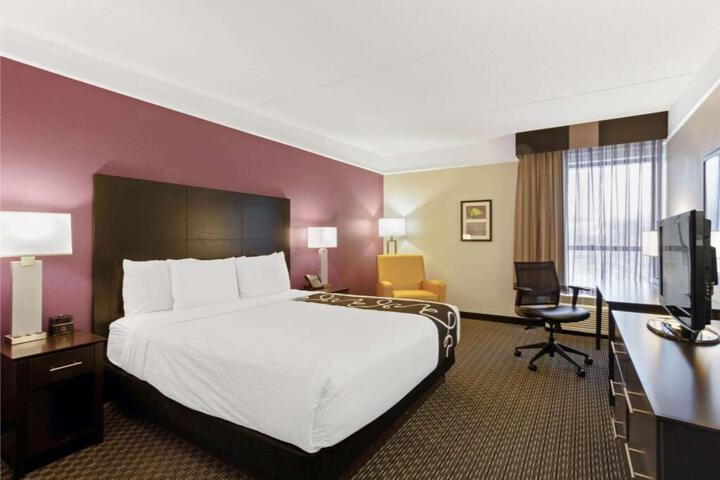 1 King Bed (3 of 15)