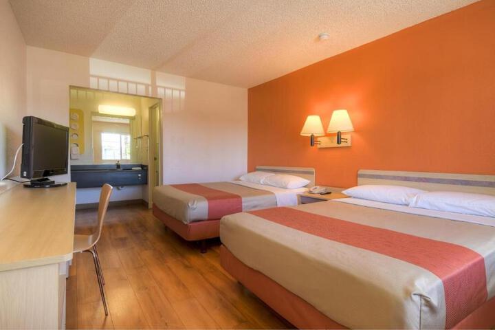 1 Queen Bed Modern (3 of 8)
