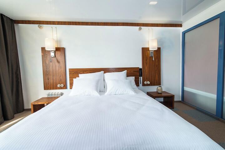 Room 4 of 8
