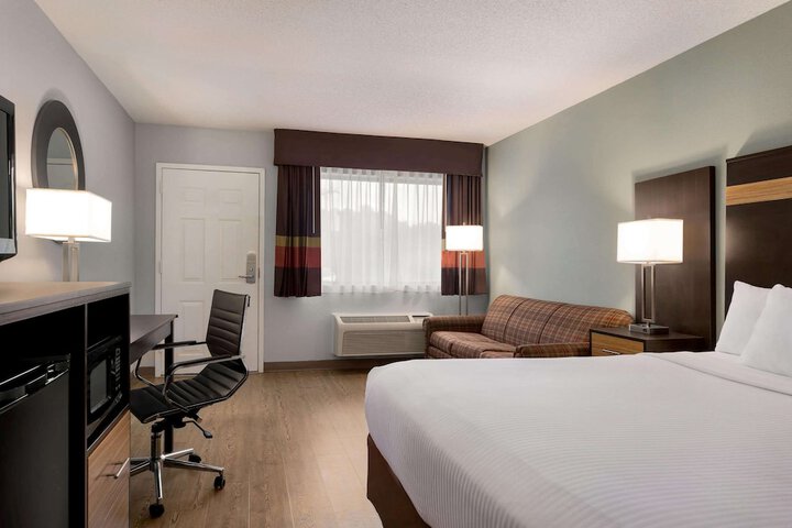 1 King Bed (1 of 15)