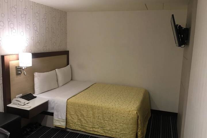 Room 7 of 33