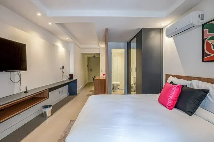 Room 5 of 10
