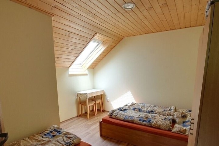 Room 10 of 32