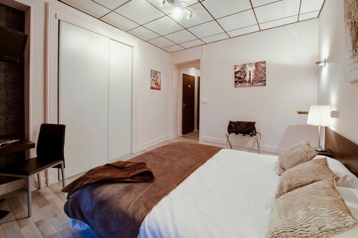Room 7 of 18